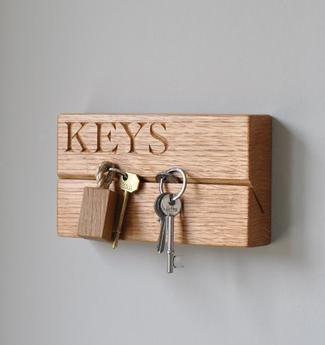 Small Key Organiser Key Organiser, Key Holder Diy, Wooden Key Holder, Key Rack, Wall Key Holder, Diy Holz, Key Hanger, Key Organizer, Diy Gifts For Boyfriend