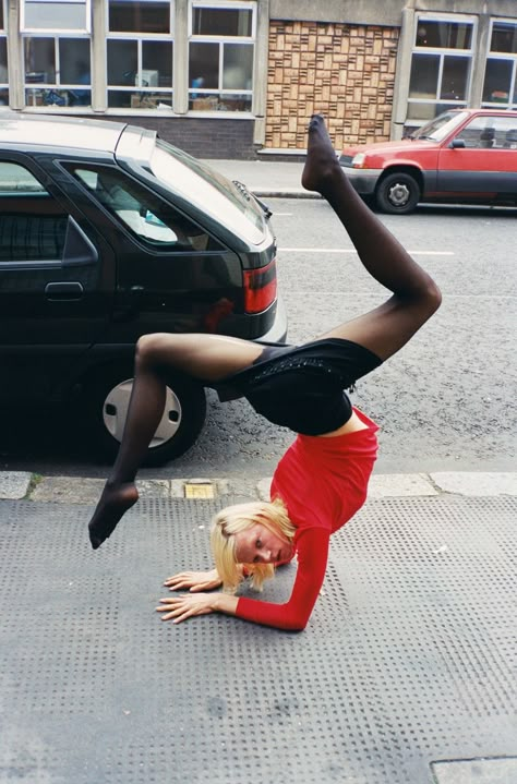 Jurgen Teller, Photography 90s, Juergen Teller, Photography Career, 90s Models, Anais Nin, Fashion Photography Inspiration, Grand Palais, Handstand