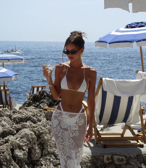 Grecia Santorini, Isabelle Mathers, Pool Beach Party, Summer Attire, Europe Summer, Thrift Fashion, Beach Poses, Instagram Photo Inspiration, Summer Photos