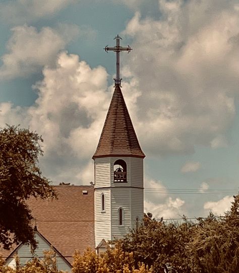 #southerngothic #oldbuildings #aesthetic #obx #outerbanks #northcarolina #photodiary North Carolina Gothic, Carolina Aesthetic, North Carolina Aesthetic, Magnolia Grandiflora, Dance Marathon, Southern Illinois, Southern Gothic, Gothic Aesthetic, Photo Diary