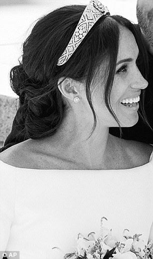 Change: When time came to pose with Harry, the Duchess of Sussex removed her veil and let a few strands of hair escape from her low bun to frame her face Meghan Markle Hair, Prince Harry Wedding, Harry And Meghan Wedding, Princ Harry, Strands Of Hair, Harry Wedding, Princess Meghan, Prins Harry, Prince Harry And Megan