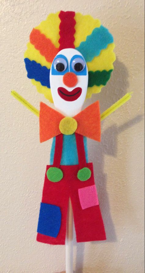 Homemade spoon puppet circus clown Homemade Puppets, Wooden Spoon Puppets, Clothing Study, Wooden Spoon Crafts, Art Preschool, Clown Party, Spoon Crafts, Circus Clown, Wooden Spoon