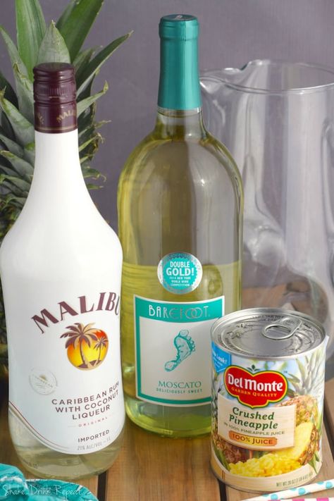 Pina Colada Sangria, Sangria Ingredients, Sangria Wine, Rum Cocktails, Milk Shakes, Sangria Recipes, Coconut Rum, Alcohol Drink Recipes, Moscato