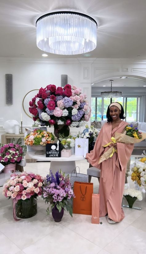 Jackie Aina, Flowers And Gifts, Wonderful Flowers, Gorgeous Flowers, Future Goals, Smell Good, How To Stay Motivated, Work Outfit, Flower Arrangements