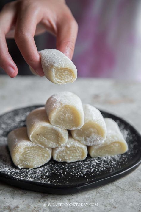 Hong Kong Banana Mochi Rolls (Made with Real Bananas) Asian Baked Desserts, Asian Banana Cake, Asian Banana Recipes, Gluten Free Gourmet Recipes, Chinese Deserts Recipes, Mochi Dough Recipe, Hong Kong Recipes, Flavored Mochi Recipe, Easy Asian Desserts