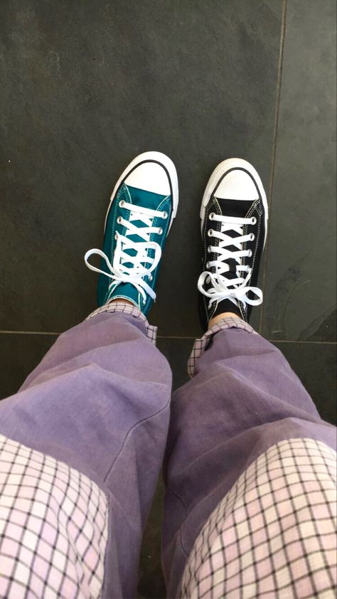 Mismatched Shoes Aesthetic, Miss Matched Converse, Mix Match Converse, Mismatched Shoes Outfit, Mismatch Converse, Colored Converse Outfit, Mismatched Converse, Mismatch Shoes, Matching Converse