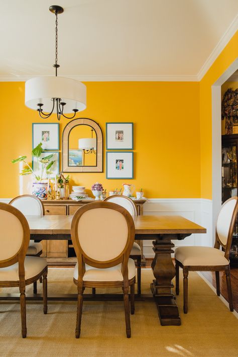 Bright and Sunny Yellow Dining Room - Casa Watkins Living Yellow Dining Room Decor, Rachael Riley, Farmhouse Style Dining Room, Yellow Dining Room, Dining Room Makeover, Dining Room Colors, Amazing Decor, Yellow Walls, Diy House Projects