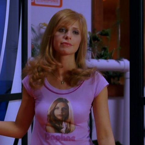 her wearing a shirt with her own face on, iconic Scooby Doo 2 Monsters Unleashed Daphne, Daphne Live Action Scooby Doo, Daphne Scooby Doo Movie, Daphne Icon, Daphne Outfit, Ginger Halloween, Daphne Scooby Doo, Scooby Doo Mystery Inc, Scooby Doo Movie