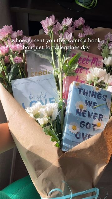 The Official It Girls on Instagram: "Here’s your sign to gift yourself or a loved on a book bouquet (bookuet) for Valentine’s Day!! ⚠️(Books were wrapped in clear plastic wrap before taping onto skewers so no books were harmed in the making of this) #valentinesday #galentines #valentinesdaygift #booktok #bookstagram #goodreads #girlfriendgifts" How To Gift Books, How To Make A Book Bouquet, Book Gifts Ideas, Book Bouquet Diy, Bouquet Making Ideas, Gift Book Ideas, Book Gift Wrapping Ideas, Gift Bouquet Ideas, Book Bouquet Gift