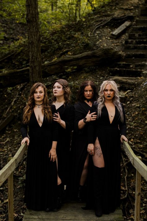 Witch Photoshoot Ideas Group, Witchy Group Photoshoot Ideas, Witchy Sister Photoshoot, Witch Coven Photoshoot, Witch Coven Photoshoot Group, Bestie Witch Photoshoot, Witch Photos, Witch Coven, Crazy Costumes