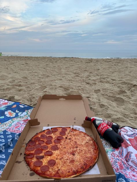 Beach Picnic Aesthetic, Pizza On The Beach, Summer Hangout, Picnic Inspo, Picnic Aesthetic, Ocean Sunset Photography, Beach Picnic, Aesthetic Summer, Beach Aesthetic