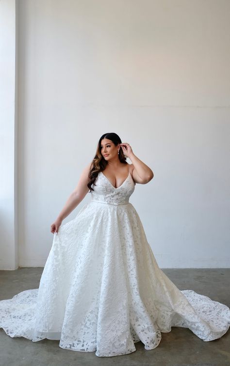 simple plus size lace a-line wedding dress with enlarged lace and v-neckline - 1467 by Martina Liana Plus Size Wedding Reception Dress, A Line Wedding Dress Plus Size, Plus Size Wedding Dresses Curvy Bride, Floral Shoot, Unique Plus Size Wedding Dresses, Plus Size Ball Gown, Curvy Wedding, Plus Wedding Dresses, Plus Size Bridal