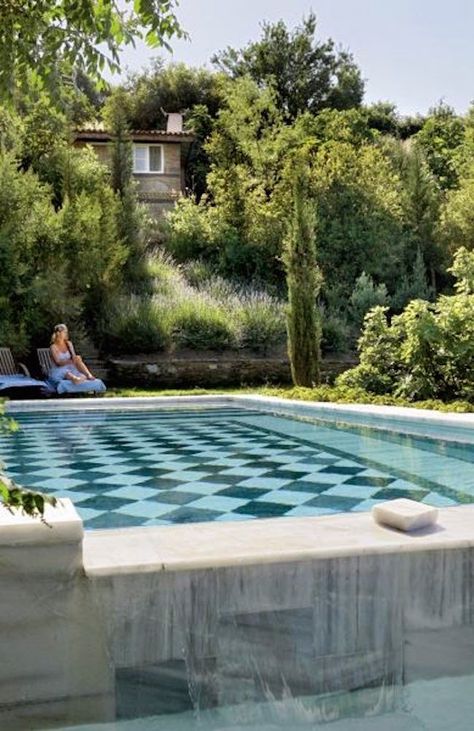 Checkerboard tile swimming pool via Thou Swell @thouswellblog Tiled Pool, Pool Pattern, Casa Hobbit, Living Pool, French Designs, Garden Swimming Pool, Pool Tiles, Harlequin Pattern, Dream Pools