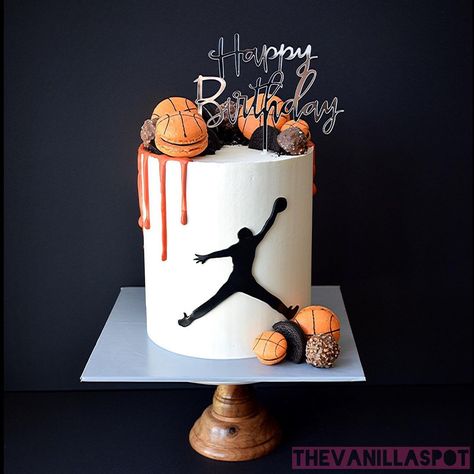 Sara Amini | Cake Designer (@thevanillaspot) posted on Instagram • Aug 30, 2020 at 3:45pm UTC Basketball Hoop Cake, Basketball Cake Topper, Basketball Birthday Cake, Cake Designs For Boy, Sports Themed Cakes, Basketball Cake, Sport Cakes, Bird Cakes, Basketball Birthday