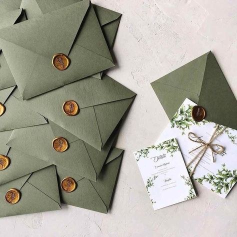 DIY wedding invitations aren't just for the creative couples - we've found 10 unusual ways to create DIY wedding invitations that almost anyone can master! Boda Diy, Handmade Envelopes, Green Wedding Invitations, Sage Green Wedding, Greenery Wedding Invitations, בר מצווה, Wedding Envelopes, Wrapping Ideas, Wedding Invitations Diy