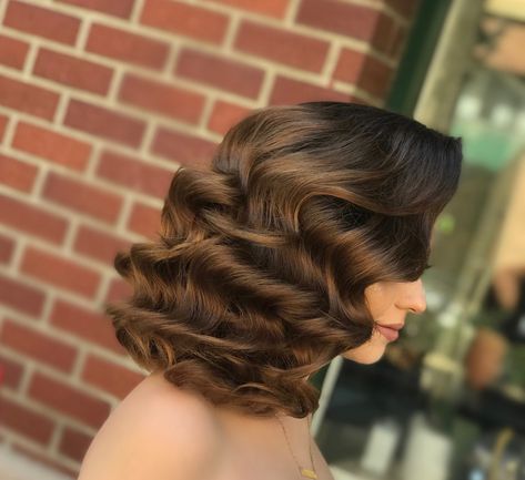 Wedding Hairstyles For Deep V Dress, Short Hollywood Curls, Wedding Curls Short Hair, Retro Curls Medium Hair, Waved Short Hair, Short Glam Waves, Voluminous Curls Short Hair, Short Hair Hollywood Waves, Short Hollywood Waves