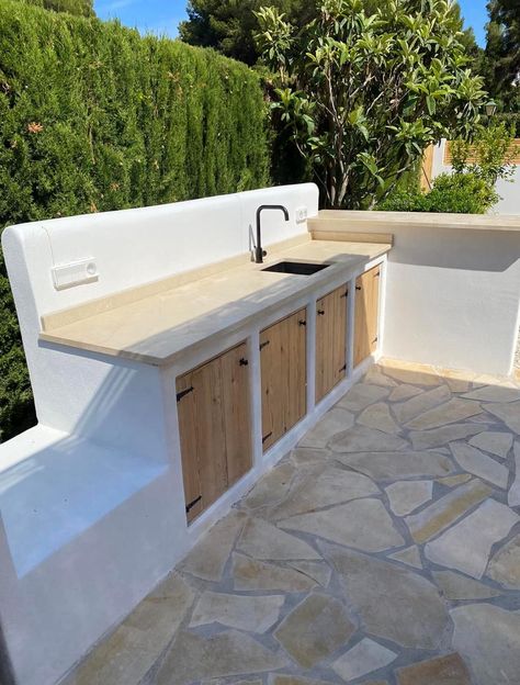 Ibiza Outdoor Kitchen, Microcement Outdoor Kitchen, Diy Concrete Outdoor Kitchen, Outdoor Barbecue Design, Outdoor Kitchen Cement, Outdoor Kitchen Stucco, Outdoor Concrete Kitchen, Auxiliary Kitchen, Outdoor Kitchen Wall