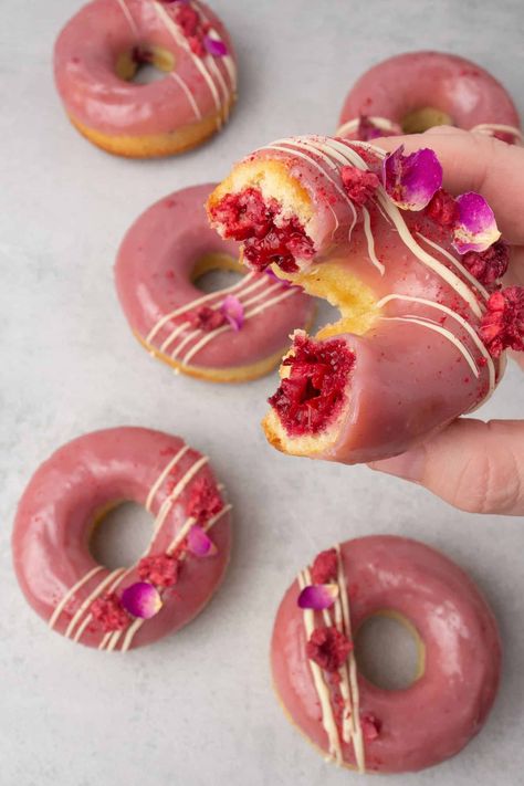 Baked raspberry donuts Pink Desserts Easy, Pink Desserts Recipes, Baked Donuts Recipe, Raspberry Recipes Dessert, Baked Donut, Donut Pan, Quick Baking, Raspberry Desserts, Fried Donuts