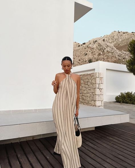 Resort Outfit Aesthetic, Big Island Outfits, Sun Dress Outfit Casual, Neutral Resort Wear, Bali Dresses Outfits, Elegant H&m Maxi Dress For Vacation, Neutral Vacation Outfit, Caribbean Resort Outfits, Island Chic Outfit