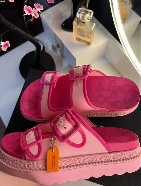 Trendy Shoes Sneakers, Dr Shoes, Pretty Shoes Sneakers, Shoes Heels Classy, Shoes Outfit Fashion, Heels Classy, Hype Shoes, Girly Shoes, Aesthetic Shoes