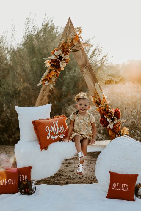 Boho Triangle Arch Christmas, Unique Fall Mini Session Ideas, Fall Triangle Arch, Triangle Arch Fall Photoshoot, Fall Photoshoot Backdrop Ideas, Autumn Mini Sessions, Unique Photography Mini Sessions, Fall Decor Photoshoot, Fall Floral Photoshoot