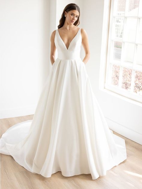 Rebecca Schoneveld, Curvy Wedding, White Bridal Dresses, White Wedding Gowns, Chic Brides, White Gown, White Gowns, Dress Designer, Little White Dresses