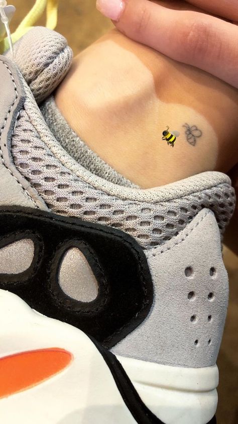 Small Bee Tattoo, Tattoo Ankle, Bumble Bee Tattoo, Tattoo Trend, Geometric Tattoos, Stick N Poke Tattoo, Tattoos Geometric, Tiny Tattoo, Bee Tattoo