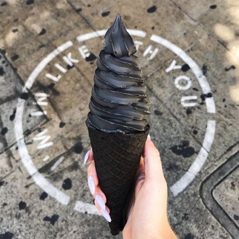 Charcoal Ice Cream, Black Ice Cream, Vintage Foto's, Bubble Waffle, Luxury Lifestyle Fashion, Healthy Food Facts, Luxury Lifestyle Women, Black Food, Healthy Meals To Cook