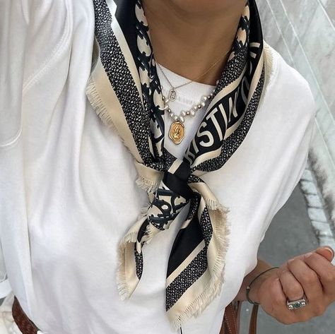 FASHIONKILLS on Instagram Silk Scarf Fall Outfit, Chic Silk Scarf, Scarf Trends Silk, White Satin Silk Scarf Chic Style, Foulard Outfit, Satin Scarf Outfit, Outfit Foulard, Hermes Scarf Outfit, Scarf Outfit