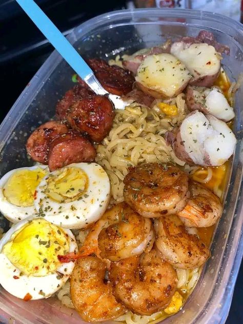 Spicy noodles with seared kielbasa, shrimp and soft boiled egg Pasta Shrimp, Yummy Seafood, Soul Food Dinner, Food Babe, Healthy Food Dishes, Food Therapy, Yummy Comfort Food, Delicious Snacks Recipes, Food Recepie