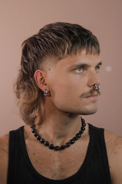 The complete guide to men's mullet hairstyles 20 ideas: Unleashing a perennial trend - mens-talk.online Men's Mullet, Fade Mullet, Mullet Hairstyles, Mullet Haircut, Men's Hairstyles, Mullet Hairstyle, Styling Tips, Hairstyles, Fan