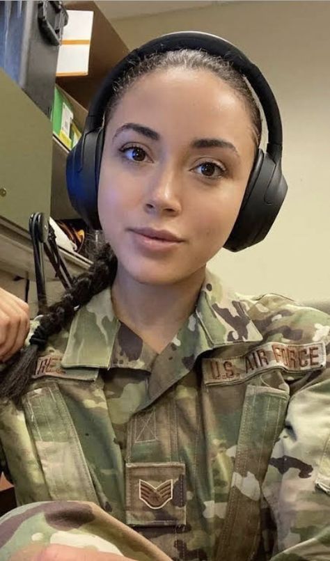 Military Woman Army Female Soldier, Medicine Pic Snapchat, Women's Military Uniform, Female Army Soldier, Air Force Women, I Feel Bad, Female Cop, Dating Help, Video Call With Boyfriend Screen Photo