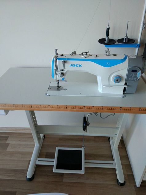 SEWING MACHINES REVIEWS Industrial sewing machine at home (my review) Lovely blog! Picture Of Sewing Machine, Industrial Sewing Machine Tutorials, Mens Sewing, Sew Machine, Sewing Aesthetic, Sewing Machines Best, Sawing Machine, Mens Sewing Patterns, Ways To Lace Shoes