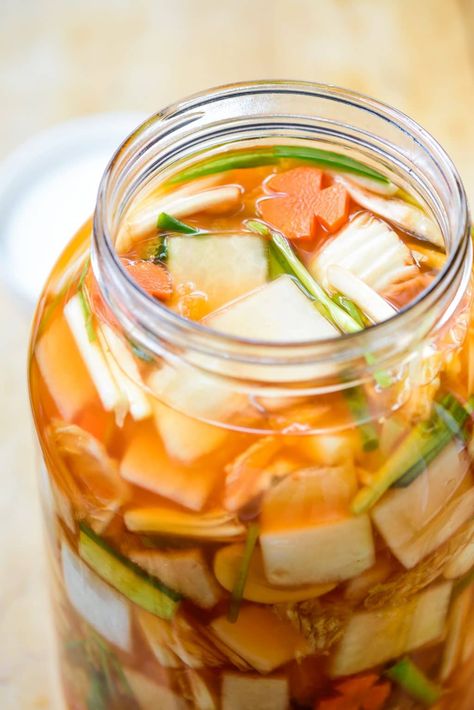 Water Kimchi, Koreansk Mad, Radish Kimchi, Vegan Kimchi, Fermented Kimchi, Korean Side Dishes, Kimchi Recipe, Korean Cooking, Korean Dishes