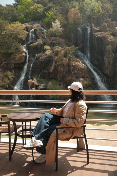 Cafe outfit on a spring day in Seoul ❀ 📍Cafe Pokpo  #fashion #spring #springoutfitsforwomen #outfits #outfitoftheday #outfitideasforwomen #southkoreatravel #seoul #trenchcoat #poloralphlauren South Korea Seoul Aesthetic Outfit, Busan Outfit, Korea In April, Outfits Cafe, Korea Outfits, Seoul Instagram, Cafe Outfit, Seoul Cafe, South Korea Fashion