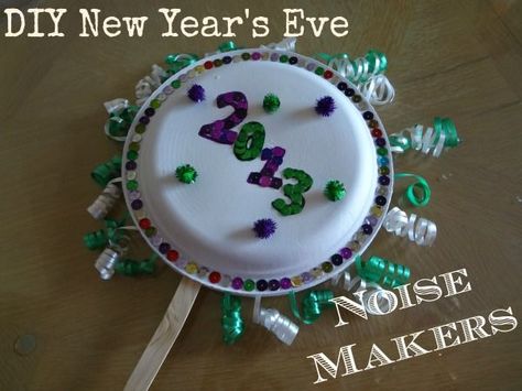 DIY New Year's Eve Noise Makers made with paper plates and pasta!  A fun kid's craft! Diy Nye, Crafts Adults, News Years Crafts For Kids, New Year's Eve Crafts, Kids New Years Eve, New Year's Eve Activities, Crafting Table, January Crafts, Crafting Recipes