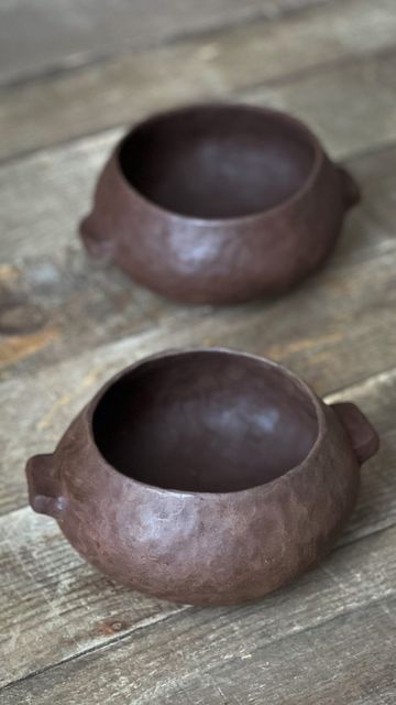 Pinched Pottery on Instagram: "Chocolate/sage soup bowl - Coiled & pinched ✨ . . . . . #handbuilt #ceramics #pinchpot #pinching #pinched #stoneware #darkclay #handbuiltpottery #ceramicbowls #pinchedpottery #handbuilding #hceramiclove #rustic #ceramics #tableware #ceramicbowl #slabbuiltpottery #slabbuiltceramics #handbuiltceramics #coilbuiltceramics #pinchpots" Pinched Pottery, Sage Soup, Handbuilt Ceramics, Ceramic Pinch Pots, Coil Pottery, Coil Pots, Beginner Pottery, Ceramic Art Sculpture, Pottery Workshop