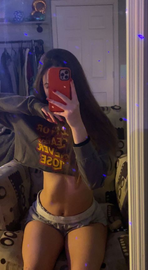 Girls Arching There Backs Mirror, Wl Quotes, Pajama Ideas, Idea Selfie, Back Arching Pose, Girls Cup, Summer Picture Poses, Hot Fitness, Fake Pictures