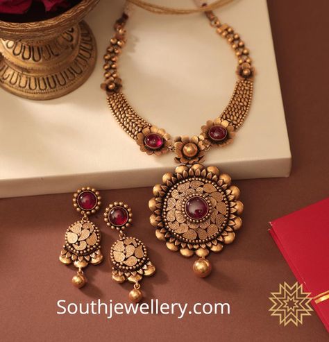 22 Carat gold antique necklace and earrings set studded with rubies by Manubhai Jewellers. gold necklace collection Manubhai Jewellers, Antique Necklace Gold, Gold Bridal Necklace, Antique Necklaces Design, Antique Gold Jewelry Indian, Antique Jewellery Designs, Gold Jewelry Simple Necklace, Gold Necklace Indian Bridal Jewelry, Antique Bridal Jewelry