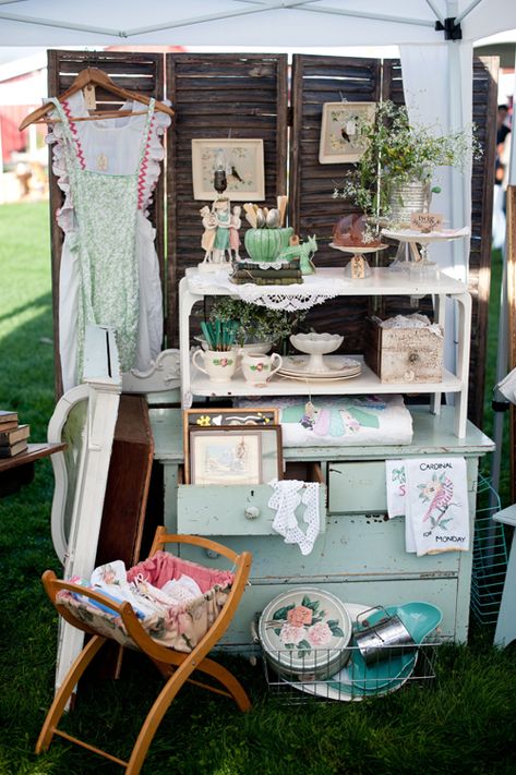 Vintage Markets Display, Vintage Market Booth, Vintage Booth Display, Flea Market Booth, Antique Booth Displays, Antique Mall Booth, Vintage Booth, Antique Booth Ideas, Market Booth