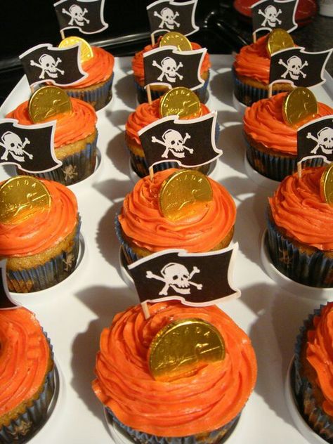 Pirate Cupcakes....pink icing to match the theme..love the coin idea! Pirate Cupcakes Easy, Pirate Snacks, Gold Icing, Cupcakes Icing, Pirate Cupcakes, Black Icing, Kids Pirate Party, Pirate Cupcake, Theme Snack