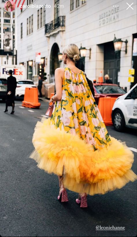 Tulle Skirts Outfit, Parisian Chic Style, Chic Dress Classy, Fancy Frocks, Concept Clothing, Fashion Mistakes, Yellow Fashion, High Fashion Street Style, Tulle Dress