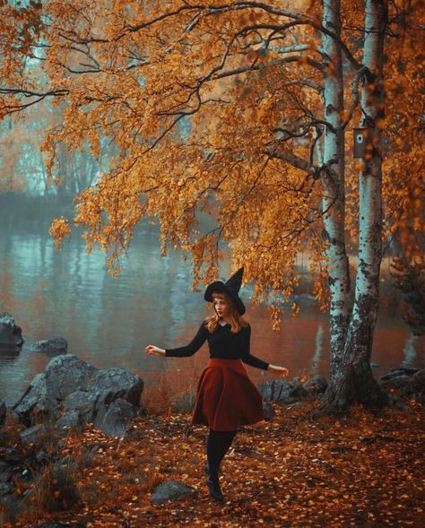 Witch Photos, Photo Halloween, Autumn Witch, Fall Shoot, Fall Portraits, Halloween Photography, Shotting Photo, Halloween Photoshoot, Fall Photoshoot