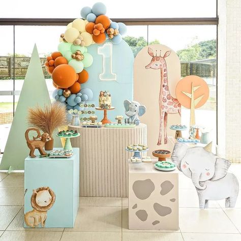 Festa Safari Baby, Baby Boy Birthday Themes, Boys First Birthday Party Ideas, Boys 1st Birthday Party Ideas, Jungle Theme Birthday, Jungle Birthday Party, Safari Theme Birthday, Kids Themed Birthday Parties, 1st Birthday Party Themes