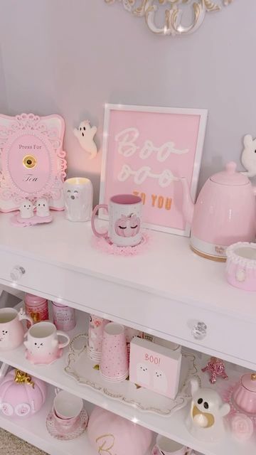 Pink Cubicle, Work Cubicle Decor, Barbie Room Decor, Kawaii Office, Office At Work, Neon Bedroom, Room Organisation, Kawaii Bedroom, Bangunan Minecraft