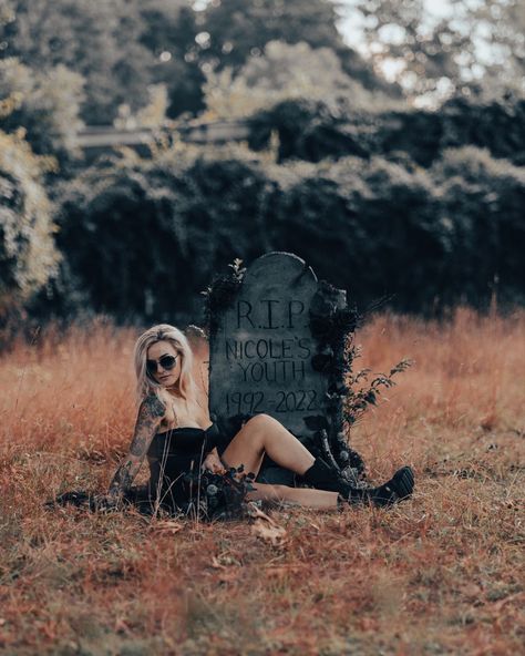 Decade Photoshoot, Black 30th Birthday Photoshoot, Graveyard Photography, Halloween Shot Ideas, Halloween Styled Shoot, 30th Birthday Outfit, 40th Birthday Themes, Pinup Photoshoot, Youth Photos