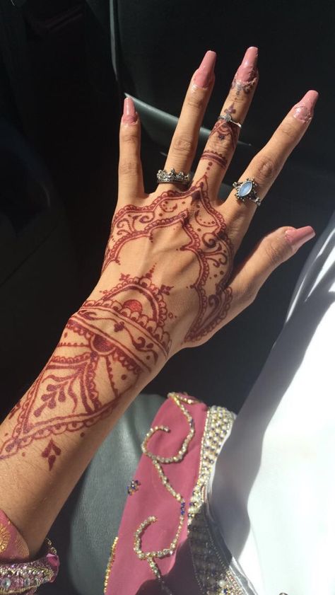 Henna mehndi beautiful design Pakistan India tattoo nails bracelets jewelry hand goals rings Henne Tattoo, Tattoos Henna, Cute Henna Tattoos, Henna Style Tattoos, Jagua Henna, Looks Rihanna, Red Henna, Henna Nails, Henna Inspired Tattoos