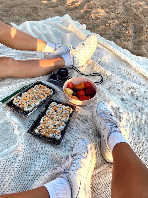 Tempe Town Lake sushi date Picnic Inspiration, Cute Date Ideas, Picnic Date, Picnic Time, Picnic Food, Picnic Foods, Beach Picnic, Food Cravings, Austin Texas