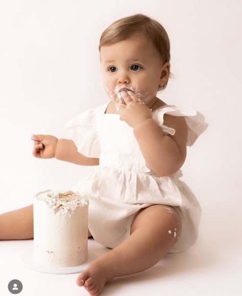 1yr Photoshoot Ideas, Neutral 1st Birthday Photoshoot, Baby Girl One Year Photoshooting Ideas, Neutral First Birthday Photoshoot, 1 Year Birthday Photoshoot Ideas, Simple Cake Smash Photoshoot, Neutral One Year Old Photoshoot, Baby Cake Smash Photoshoot, Simple 1st Birthday Photoshoot