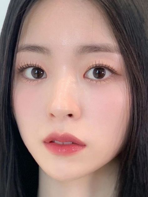 soft, natural pink daily Korean makeup look Straight Brows Tutorial Korean, Asian Eyes No Makeup, Straight Brow Makeup, Pure Makeup Look, Korean Lady Like Makeup, Korean No Makeup, Korean No Makeup Look, Natural Korean Makeup Look, Korean Makeup Look Natural